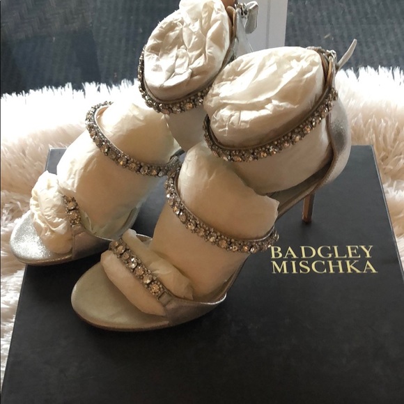 NWT. Stunning - Picture 2 of 4